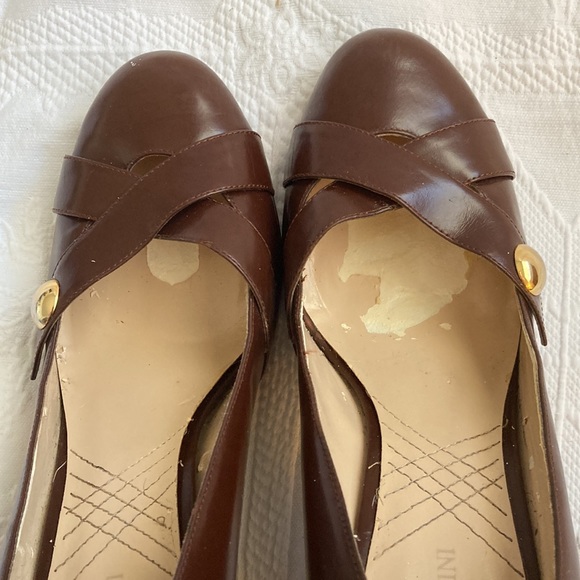 Rich brown Enzo Angiolini pumps with unique wood heel. - Picture 7 of 8